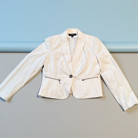 Larry Levine Jackets & Blazers - Larry Levine Classic Single Button Lined Blazer‎ with Zip Pockets Size 12 White